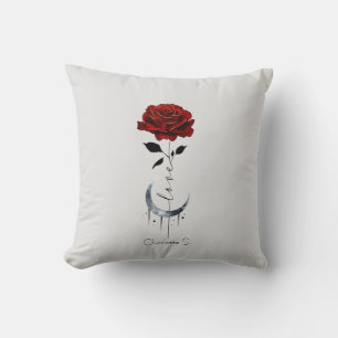 Coussin Rose rouge de style tatouage et lune de croissant