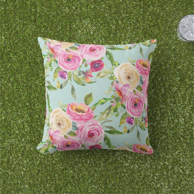 Coussin Roses d'aquarelle en rose et crème sur Aqua (Herbe)