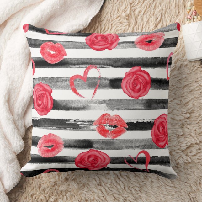 Coussin Roses roses, lèvres, coeurs et bandes noires (Couverture)