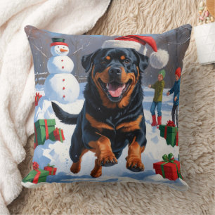Coussin Rottweiler courant dans la neige avec un chapeau d