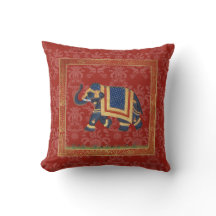Coussin rouge mignon de damassé d'or de l'Inde