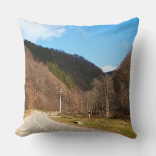 Coussin Route sinueuse à travers la forêt – Nature sauvage