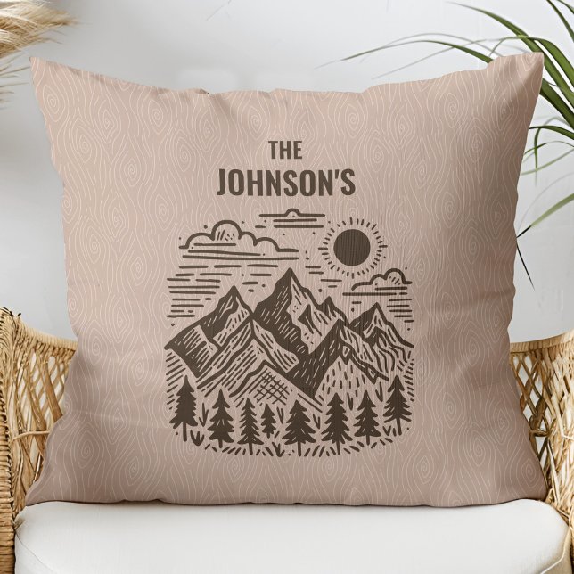 Coussin Rustic Modern Mountains Custom (Rustic Modern Mountains with Faux Wood Texture Custom Family Name Throw Pillow)