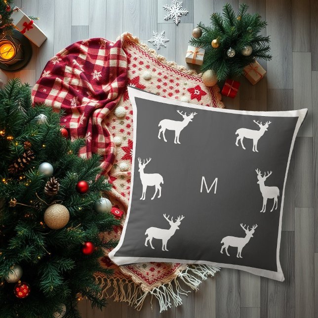 Coussin Rustic reindeer dark gray family monogram holiday (Rustic reindeer dark gray family monogram holiday throw pillow.)