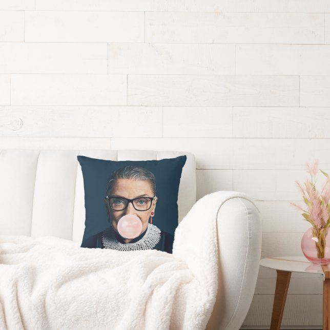 Coussin Ruth Bader Ginsburg souffler rose bulle gomme (Canapé)