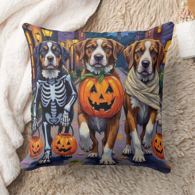 Coussin Saint Bernard Dogs in Halloween Costumes (Couverture)