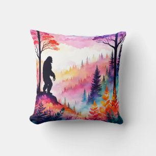 Coussin Sasquatch coloré sur Ridge surplombant la forêt