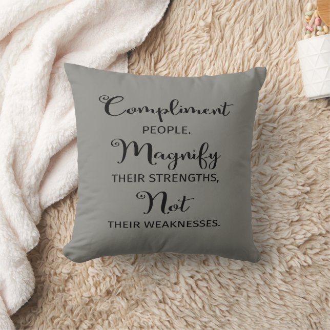 Coussin Satisfaction Les Gens Magnifier Leurs Forces Citat (Couverture)