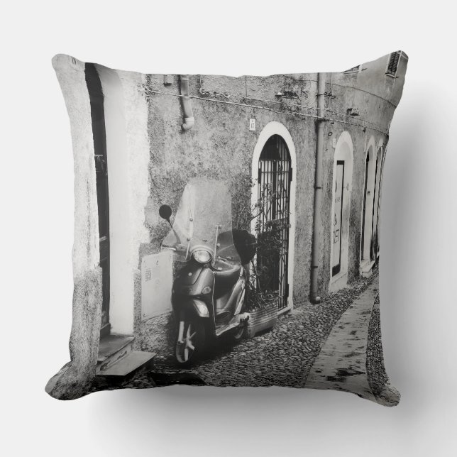 Coussin Scooter dans une rue en Italie en noir et blanc (Recto)
