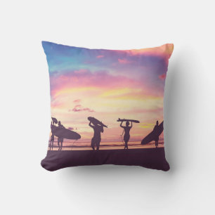 Coussin Silhouette Des surfeurs transportant leur surfboa