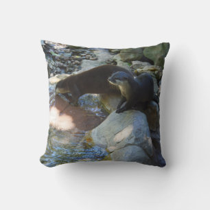 Coussin **"Sips by the Stream : Otters Drinking from River