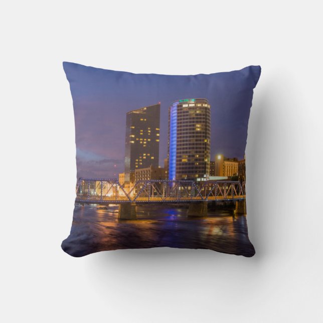 Coussin Skyline À Dusk, Sur La Grande Rivière (Recto)