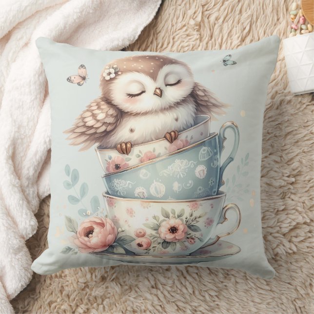 Coussin Sleeping Owl in Stacked Floral Teacups (Couverture)
