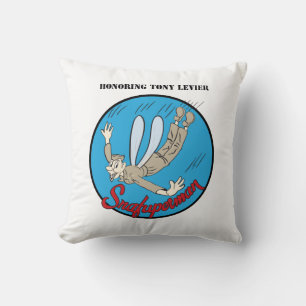 Coussin Snafuperman honorant le pilote d'essai P-38 Tony L