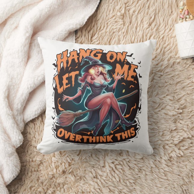 Coussin Sorcière contemplant sur un balai à la tombée de l (Couverture)