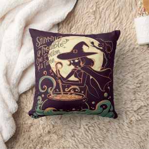 Coussin Sorcière créant des potions sous une lune brillant