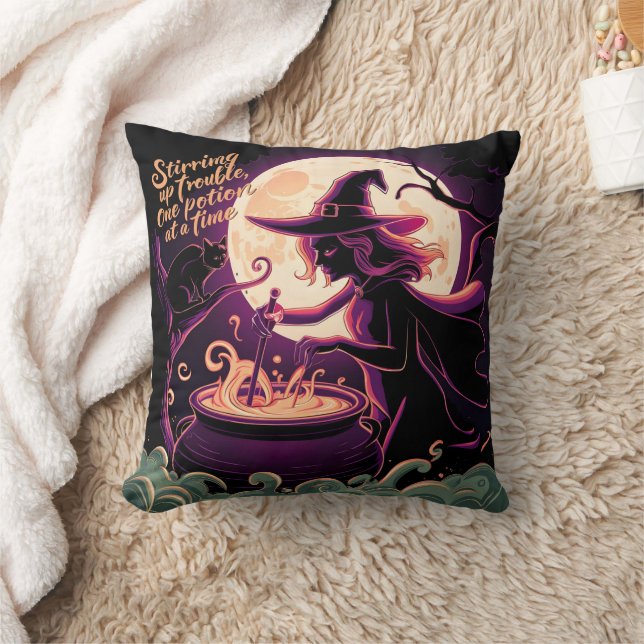 Coussin Sorcière remuant une potion sous une pleine lune l (Couverture)