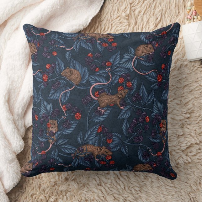 Coussin Souris et mûres sur la marine (Couverture)