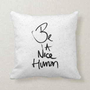 Coussin "Soyez Nice" une conception humaine de typographie