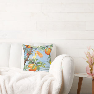 Coussin Spring Girl se livrant dans l'arbre avec des fruit