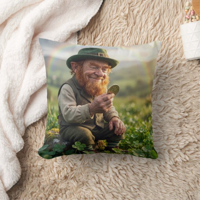 Coussin St. Patrick's Day Leprechaun Admiring a Gold Coin (Couverture)