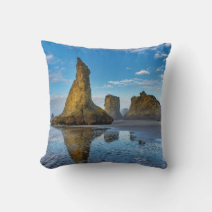 Coussin Stacks marins sur la plage de Bandon à Bandon, Ore