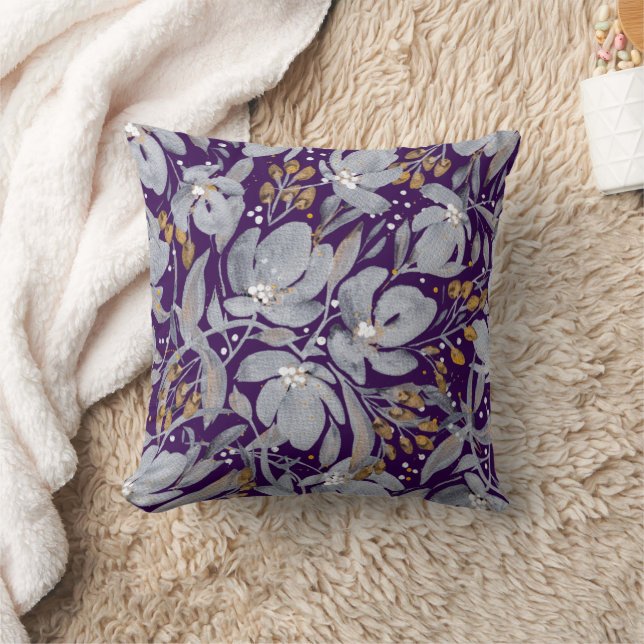 Coussin Stand Out-Silver et Gold Floral sur Artisan violet (Couverture)