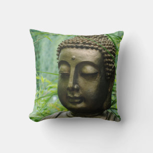Coussin Statue de Bouddha paisible dans une forêt verte ve