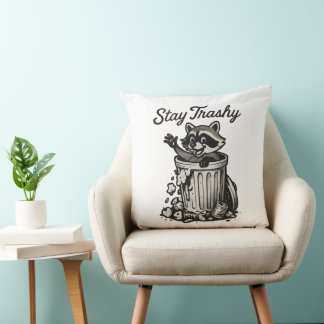 Coussin Stay Trashy Raccoon