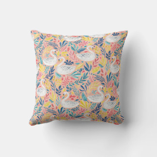 Coussin Swans doux en Whimsical sur rose pâle