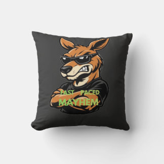 Coussin T-shirt noir à motif de kangourou cool et rapide