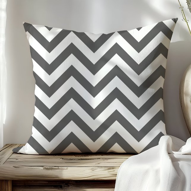 Coussin Tendance Gris foncé et Blanc Chevron Zigzag Stripe (Créateur téléchargé)