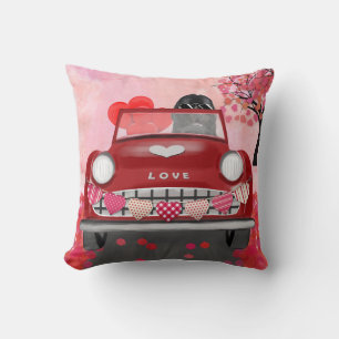 Coussin Terre-Neuve dans une voiture avec des coeurs