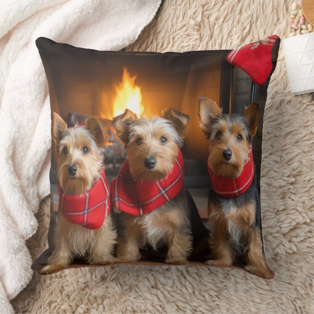 Coussin Terrier australien près du feu Noël (Couverture)