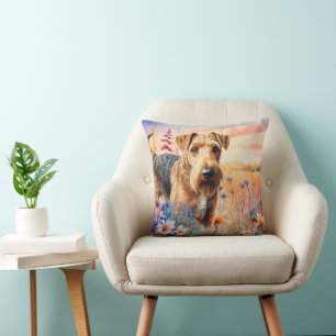 Coussin Tervueren Airedale dans une prairie de fleurs sauv