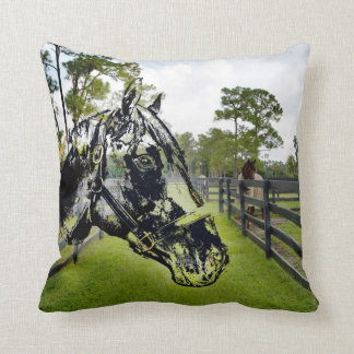 Coussin tête de cheval au-dessus de cheval à la barrière