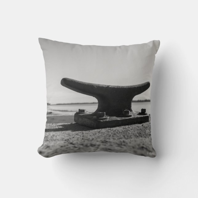 Coussin thème marin, noir et blanc throw pillow (Front)