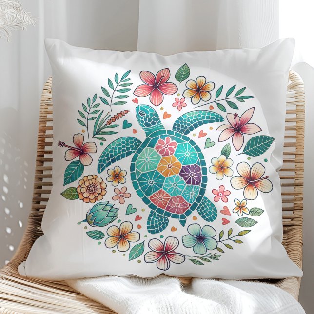 Coussin Tortue de mer florale turquoise bohème - Côtière  (Boho Turquoise Floral Sea Turtle - Coastal Throw Pillow on a sunny boho rattan chair.)
