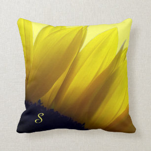 Coussin Tournesol décoré d'un monogramme