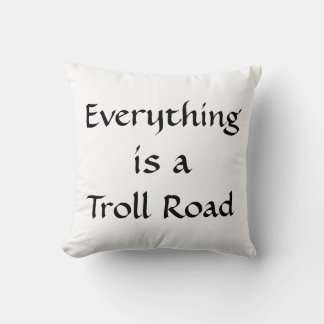 Coussin Tout est une route des trolls