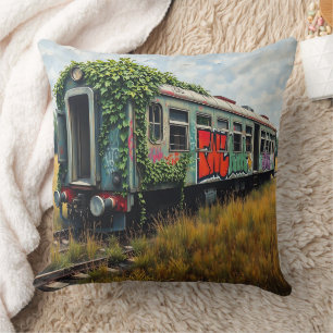 Coussin Train abandonné recouvert de lierre et de graffiti