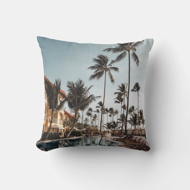 Coussin Transats Brown en bois près de la piscine entourés (Recto)