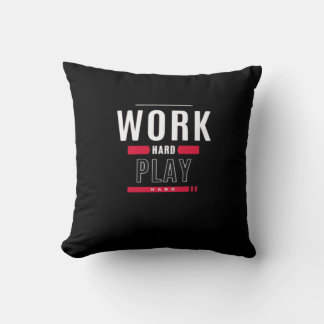 Coussin Travailler dur Jouer dur classique Viral