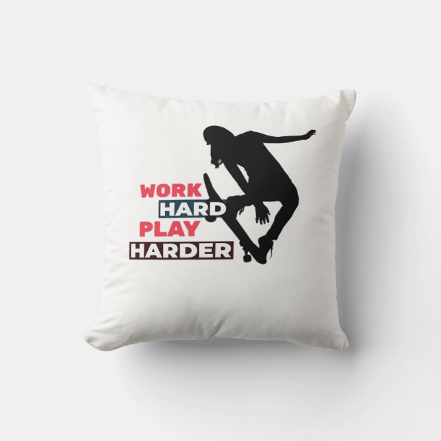 Coussin Travailler dur Jouer tellement dur Femme Skateboar (Recto)