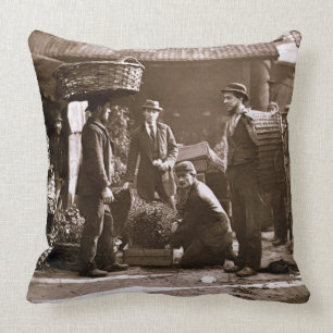 Coussin Travailleurs de jardin de Covent (woodburytype)
