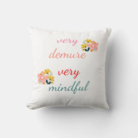 très Demure, très démodée très attentif