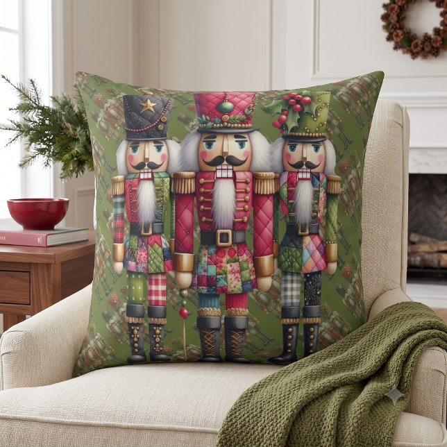 Coussin Trio de casse-noisettes de Noël en patchwork fanta (Whimsical Patchwork Christmas Nutcracker Trio Throw Pillow)