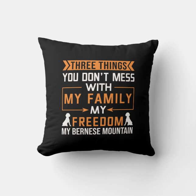 Coussin Trois choses que vous ne manquez pas avec mon chie (Recto)