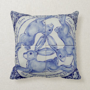 Coussin Trois Hares Rabbit Bleu et blanc Médaillon Oiseau
