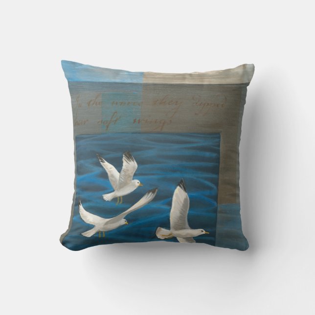 Coussin Trois mouettes blanches volent au-dessus de l'eau (Recto)